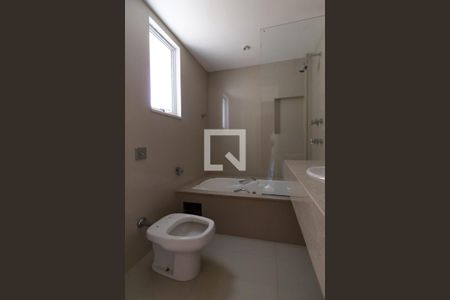 Banheiro da suíte de apartamento para alugar com 4 quartos, 223m² em Ipanema, Rio de Janeiro