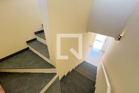 Escadas de casa de condomínio para alugar com 2 quartos, 92m² em Dos Ortizes, Valinhos
