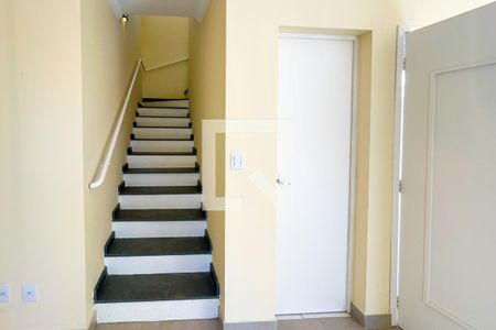 Escadas de casa de condomínio para alugar com 2 quartos, 92m² em Dos Ortizes, Valinhos