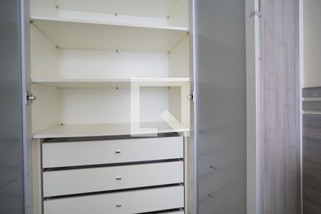 Quarto armário de apartamento para alugar com 1 quarto, 40m² em Passo da Areia, Porto Alegre