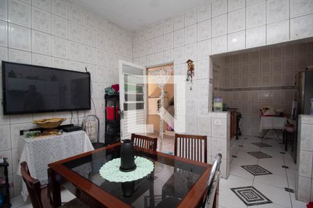 Casa à venda com 200m², 2 quartos e 2 vagasSala