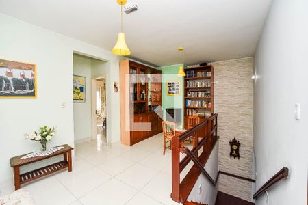 Hall de casa para alugar com 4 quartos, 234m² em Santa Maria Goretti, Porto Alegre
