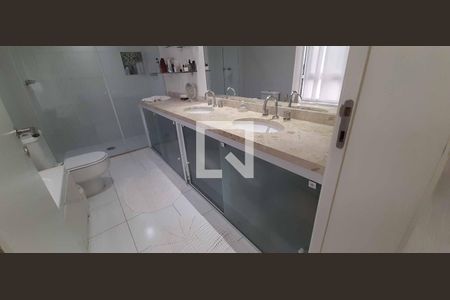 Apartamento à venda com 187m², 5 quartos e 3 vagas Apartamento à venda com 187m², 5 quartos e 3 vagasBanheiro da Suíte 1