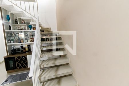Escada acesso quartos de casa de condomínio para alugar com 3 quartos, 150m² em Parque Monte Alegre, Taboão da Serra