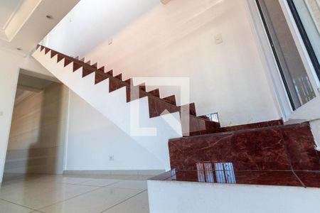 Escada de casa para alugar com 2 quartos, 130m² em Vila Granada, São Paulo
