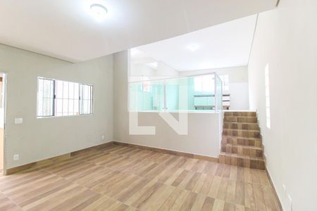 Sala de casa para alugar com 2 quartos, 150m² em Vila Carmosina, São Paulo