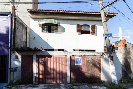 Casa à venda com 200m², 3 quartos e 6 vagas Casa à venda com 200m², 3 quartos e 6 vagasFachada