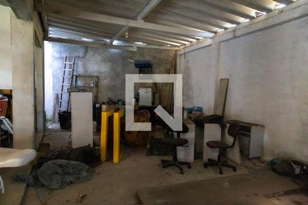 Casa à venda com 200m², 3 quartos e 6 vagas Casa à venda com 200m², 3 quartos e 6 vagasGaragem e quintal