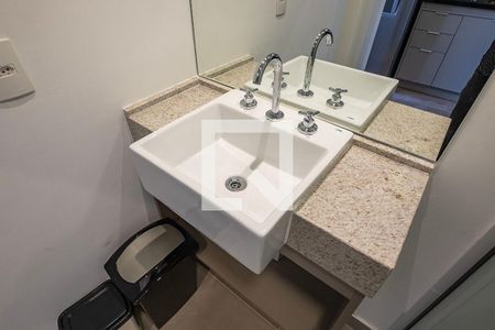 Banheiro de kitnet/studio para alugar com 1 quarto, 25m² em Pinheiros, São Paulo