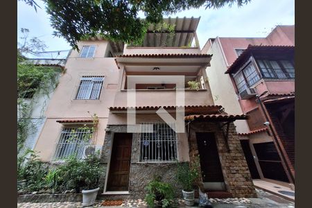 Casa à venda com 109m², 3 quartos e 1 vaga Casa à venda com 109m², 3 quartos e 1 vagaFachada