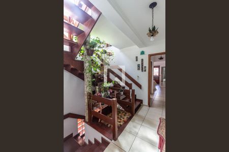 Casa para alugar com 326m², 4 quartos e 3 vagas Casa para alugar com 326m², 4 quartos e 3 vagasEscada