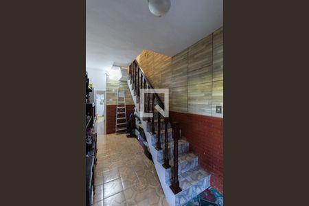 Casa à venda com 160m², 4 quartos e 3 vagas Casa à venda com 160m², 4 quartos e 3 vagasEscada