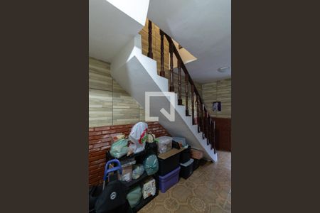 Casa à venda com 160m², 4 quartos e 3 vagas Casa à venda com 160m², 4 quartos e 3 vagasEscada