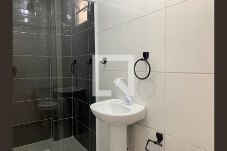 Banheiro de kitnet/studio para alugar com 1 quarto, 25m² em Paraíso, São Paulo