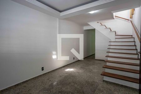 Sala de TV de casa à venda com 3 quartos, 196m² em Piraporinha, Diadema