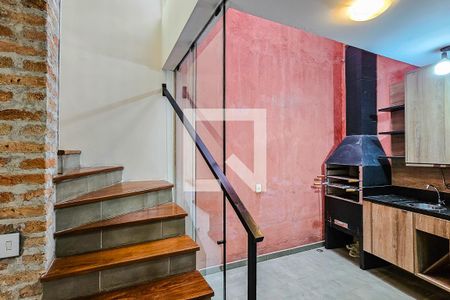 escada de casa de condomínio para alugar com 2 quartos, 162m² em Jardim da Glória, São Paulo