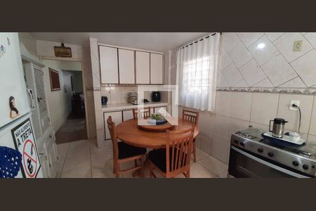 Casa à venda com 169m², 4 quartos e 2 vagas Casa à venda com 169m², 4 quartos e 2 vagasCozinha
