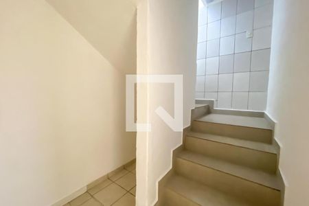 Escada de casa para alugar com 2 quartos, 194m² em Baeta Neves, São Bernardo do Campo