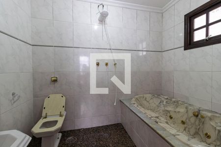 banheiro suite 1 de casa para alugar com 4 quartos, 300m² em Vila Amélia, Poá