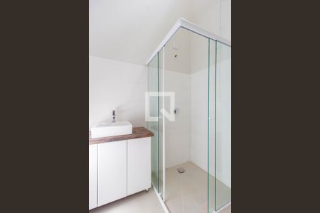 Banheiro da Suíte de casa de condomínio para alugar com 2 quartos, 100m² em Jansen, Gravataí