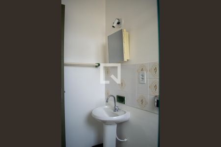 Banheiro  de kitnet/studio para alugar com 1 quarto, 39m² em Azenha, Porto Alegre
