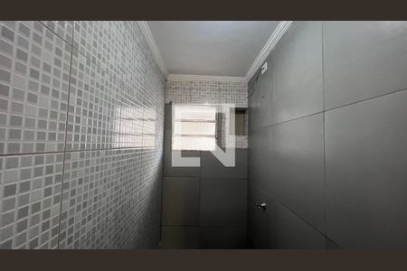 Banheiro de kitnet/studio para alugar com 1 quarto, 30m² em Vila Romana, São Paulo