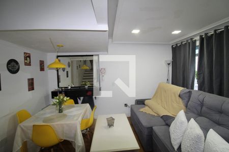 Sala de casa de condomínio para alugar com 3 quartos, 70m² em Parque Casa de Pedra, São Paulo