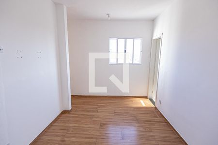 Sala de casa para alugar com 2 quartos, 75m² em Santa Terezinha, Belo Horizonte