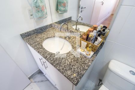 Detalhe do Banheiro da Suite de apartamento para alugar com 2 quartos, 68m² em Jardim Tupanci, Barueri