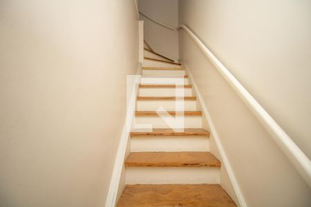 Escada de acesso ao piso superior  de casa à venda com 2 quartos, 149m² em Indianópolis, São Paulo