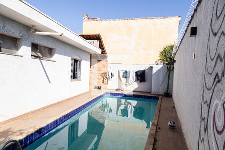 Casa à venda com 121m², 2 quartos e 2 vagas Casa à venda com 121m², 2 quartos e 2 vagasPiscina