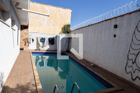 Casa à venda com 121m², 2 quartos e 2 vagas Casa à venda com 121m², 2 quartos e 2 vagasPiscina
