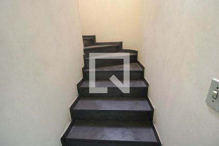 Escada de casa para alugar com 4 quartos, 165m² em Jardim Lallo, São Paulo