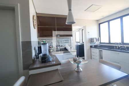 Apartamento à venda com 288m², 3 quartos e 3 vagas Apartamento à venda com 288m², 3 quartos e 3 vagasCozinha e Área de Serviço