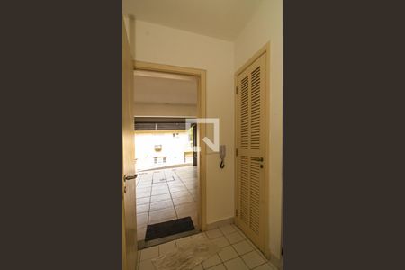 Casa de condomínio à venda com 243m², 4 quartos e 2 vagas Casa de condomínio à venda com 243m², 4 quartos e 2 vagasCorredor