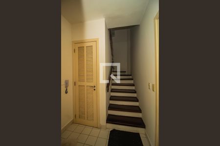 Casa de condomínio à venda com 243m², 4 quartos e 2 vagas Casa de condomínio à venda com 243m², 4 quartos e 2 vagasCorredor