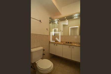 Casa de condomínio à venda com 243m², 4 quartos e 2 vagas Casa de condomínio à venda com 243m², 4 quartos e 2 vagasBanheiro