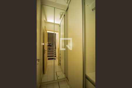 Casa de condomínio à venda com 243m², 4 quartos e 2 vagas Casa de condomínio à venda com 243m², 4 quartos e 2 vagasCorredor