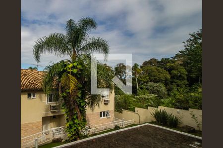 Casa de condomínio à venda com 243m², 4 quartos e 2 vagas Casa de condomínio à venda com 243m², 4 quartos e 2 vagasVista