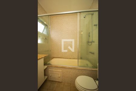 Casa de condomínio à venda com 243m², 4 quartos e 2 vagas Casa de condomínio à venda com 243m², 4 quartos e 2 vagasBanheiro da Suíte