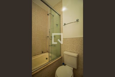 Casa de condomínio à venda com 243m², 4 quartos e 2 vagas Casa de condomínio à venda com 243m², 4 quartos e 2 vagasBanheiro da Suíte