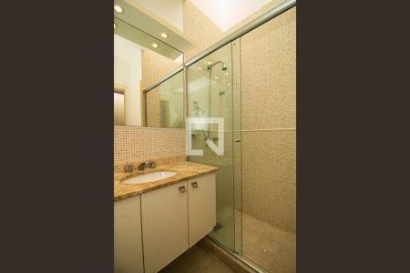 Casa de condomínio à venda com 243m², 4 quartos e 2 vagas Casa de condomínio à venda com 243m², 4 quartos e 2 vagasBanheiro