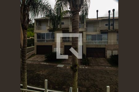 Casa de condomínio à venda com 243m², 4 quartos e 2 vagas Casa de condomínio à venda com 243m², 4 quartos e 2 vagasVista