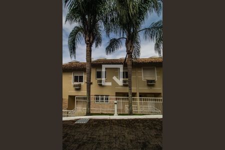 Casa de condomínio à venda com 243m², 4 quartos e 2 vagas Casa de condomínio à venda com 243m², 4 quartos e 2 vagasFachada