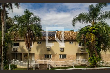 Casa de condomínio à venda com 243m², 4 quartos e 2 vagas Casa de condomínio à venda com 243m², 4 quartos e 2 vagasVista