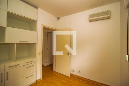 Casa de condomínio à venda com 243m², 4 quartos e 2 vagas Casa de condomínio à venda com 243m², 4 quartos e 2 vagasQuarto 2