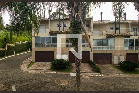 Casa de condomínio à venda com 243m², 4 quartos e 2 vagas Casa de condomínio à venda com 243m², 4 quartos e 2 vagasVista