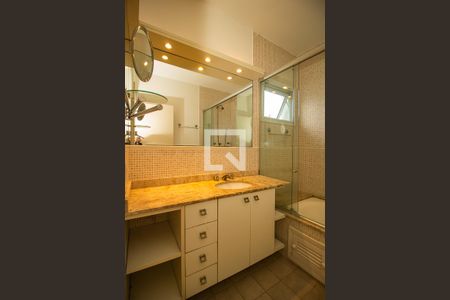 Casa de condomínio à venda com 243m², 4 quartos e 2 vagas Casa de condomínio à venda com 243m², 4 quartos e 2 vagasBanheiro da Suíte