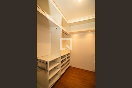 Casa de condomínio à venda com 243m², 4 quartos e 2 vagas Casa de condomínio à venda com 243m², 4 quartos e 2 vagasCloset da suíte