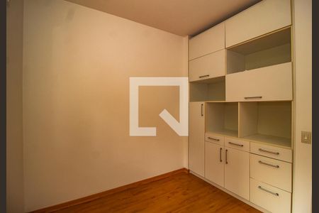 Casa de condomínio à venda com 243m², 4 quartos e 2 vagas Casa de condomínio à venda com 243m², 4 quartos e 2 vagasQuarto 2